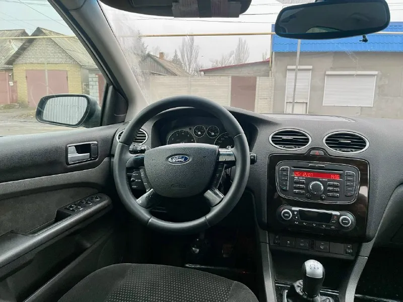 Цена 390.000 продам ford focus 2, в максимальной комплектации 2 зонный климат контроль, круиз контроль, 2007 год, двигатель 1,6 115 л. с. на механике. я собственник, оформлена на меня. новые колодки мультируль, на зимней хорошей резине, комплект летней на родных ford литых дисках документы чистые, я хозяин, номера все читаются +79491054723 📞 звоните: +7(949)1054723 - фотография - 9