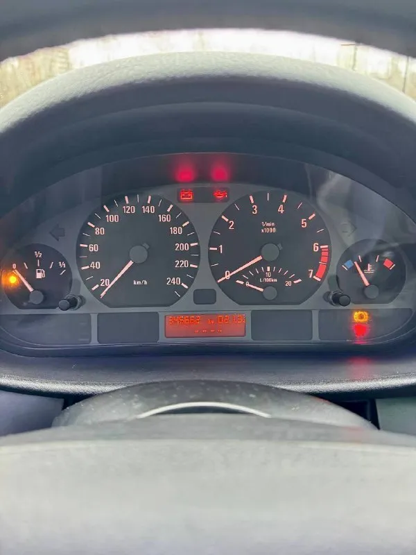 🇩🇪bmw 3 е46 💰цена: 550 000р 🏢город: мариуполь 📅год выпуска: 1998 🧾пробег: 345 662 км. ⚙️двигатель: 1.9 ⛽топливо: бензин ⚙️кпп: механика 📞 телефон: +7-949-727-41-51 +7-989-263-55-56 +7-949-551-91-52 💾 описание: ✔️ местный, не пригнанный автомобиль, уже на 180-ом регионе. ✔️ легендарная тройка в хорошем состоянии на полном ходу. комплектация с люком. кузов ровный, не гнилой, преимущественно в родной краске, без дтп, внимание на дороге обеспеченно. ✔️ двигатель в отличном состоянии, не дымит, масло не ест. мкпп переключает все передачи в штатном режиме. ходовая без посторонних звуков, вложений не требует. хорошая резина. в общем довезёт куда угодно) улица шевченко 269 - фотография - 10