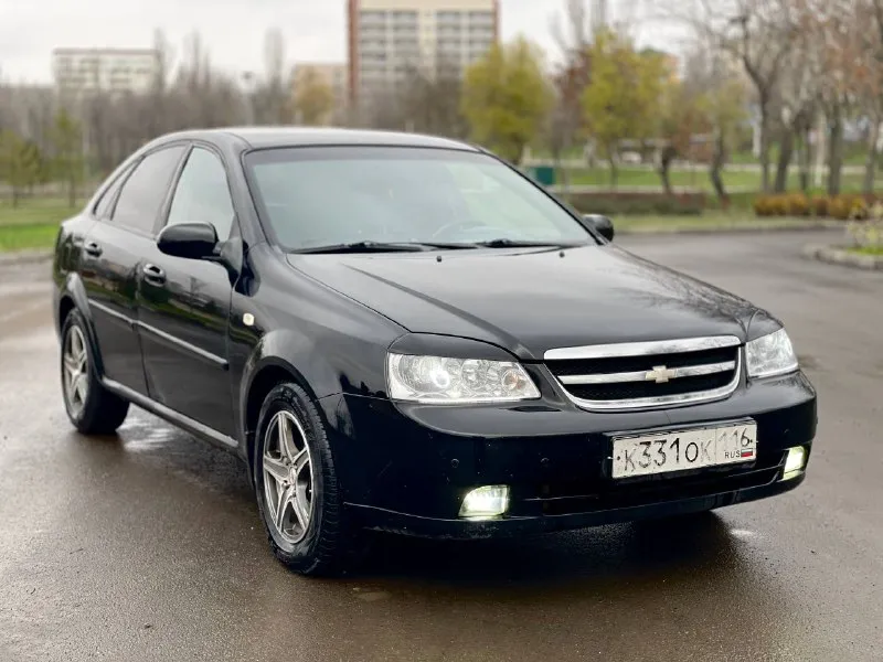 Продам chivrolet lacetti год выпуска 2008 комплектация (люкс) автомобиль в хорошем состоянии вложений не каких не требует (двигатель) в полном порядке не дымит не троит масло не ест (кпп) в хорошем состоянии не хрустит не выбивает все скоростя включаются как по маслу (ходовая) не стучит не гремит комплектация кондиционер 4 стеклоподъемника гур аудио система подогрев зеркал подогрев заднего стекла абс подушки безопасности юридически кристальна чиста штрафов ограничений нет город осмотра мариуполь номер для связи +79490854396 стоимость 485.000₽ хороший торг у капота срочно - фотография - 3