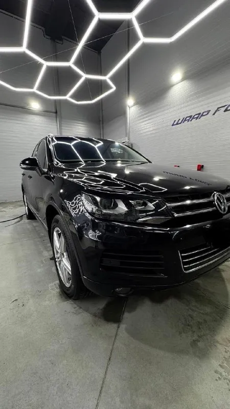 Продам volkswagen touareg 3.0 tdi год 2013 3.0 cjma 204 л. с. пробег 229т км полный привод (4wd) без пневмы! коробка aisin 8ст. максимальной комплектации webasto c пультом! бак 100л. произведена работа по удалению egr с установкой заглушек и перепрошивкой эбу установлены 2-е стёкла (тонированные и не тонированные, регулирулируется потайной кнопкой, нажал происходит замена тонированных на обычные и наоборот ). состояние отличное вложения не требует. собственник!! цена : 2800000руб. авто находится в г. снежное 89498501893 (если телефон не доступен то телеграмм ) 📞 звоните: +7(949)8501893 - фотография - 1