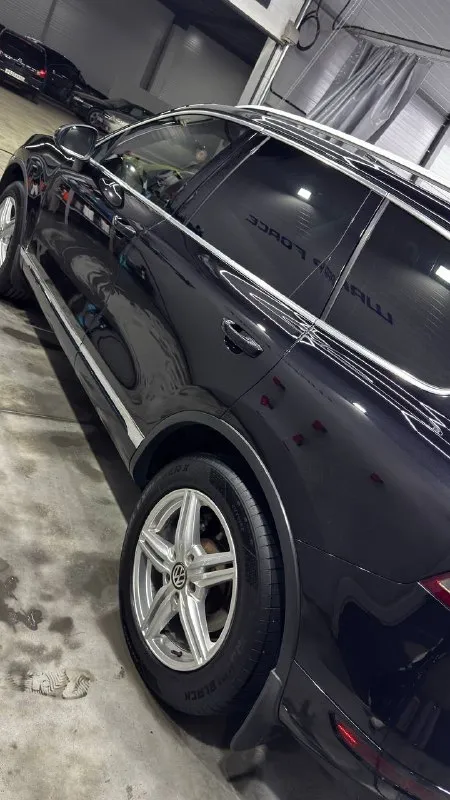 Продам volkswagen touareg 3.0 tdi год 2013 3.0 cjma 204 л. с. пробег 229т км полный привод (4wd) без пневмы! коробка aisin 8ст. максимальной комплектации webasto c пультом! бак 100л. произведена работа по удалению egr с установкой заглушек и перепрошивкой эбу установлены 2-е стёкла (тонированные и не тонированные, регулирулируется потайной кнопкой, нажал происходит замена тонированных на обычные и наоборот ). состояние отличное вложения не требует. собственник!! цена : 2800000руб. авто находится в г. снежное 89498501893 (если телефон не доступен то телеграмм ) 📞 звоните: +7(949)8501893 - фотография - 8