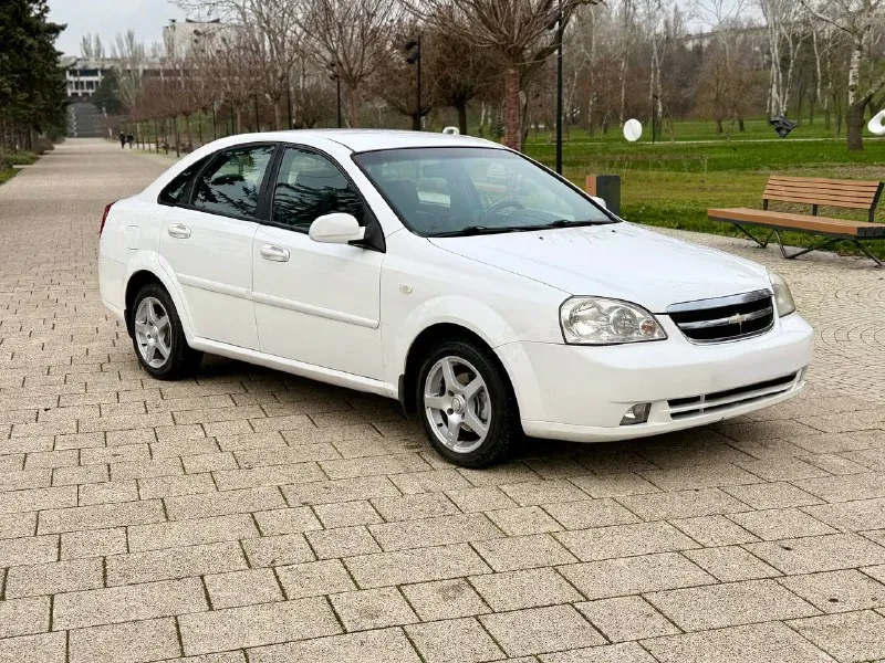 🚙марка: chevrolet lacetti ⚙️двигатель: 1.6 ⛽️вид топлива: бензин 📅год выпуска: 2008 💴цена:.610 000руб торг обмен 🗺️пробег:187.000 км 📦:кпп :механика автомобиль в хорошем состоянии вложений никаких не требует кузов без нареканий жучков рыжиков нету салон в отличном состоянии не протёртый не прокуренный техническая часть на отлично недавно прошел полная то по комплектации четыре стеклоподъемника электро зеркала датчик дождя датчик света камера заднего вида имеются задние парктроники стоит android планшет зимняя резина новая + летняя в комплекте все остальные доп вопросы по телефону +79495000534 📍•город мариуполь - фотография - 2