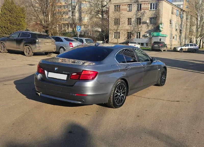 В продаже bmw 5-series f10 520i at 2011 года (на дороги выехала в 2012 году) цена: 1 750 000 ₽. 2.0 turbo, бензин. автомобиль в хорошем техническом состоянии, имеет привлекательный внешний вид. полностью обслужен, есть вся история моего владения. установлен контрактный двигатель из японии (пробег 90 т. км), после установки двигателя на нем сразу была осуществлена замена цепи, вкладышей, маслосъемных колпачков, полная промывка системы охлаждения, замена масла в коробке и редукторе. масло менялось каждые 4000 км. все запчасти устанавливались оригинальные. комплектация: - салон - черная кожа; - двухзонный климат-контроль; - подогрев сидений; - подогрев руля; - мультимедиа apple carplay и android auto; - электропривод крышки багажника; - круиз; - камера заднего вида; - парктроники; автомобиль не требует вложений. имеется 3 комплекта резины, лето r18, зима r 17 + на 17 диски есть летняя резина. от машины не избавляюсь, продаю с целью покупки более семейного автом 📞 звоните: +7(949)3284695 - фотография - 4