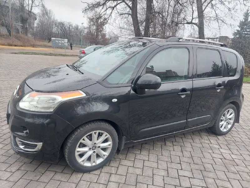 Цена 640.000тыс. руб торг!!! продом sitroen c3 picasso год 2010 1.6 бензин механика-5ст пробег 220.000тыс оригинальный! за всю историю эксплуатации 2 хозяина!автотека зелёная!автомобиль в заводском окрасе! авто полностью обслужен, в хорошем техническом состояние а так же и по кузову. в хорошей комплектации:кондиционер заправлен(рабочий), эл зеркала с подогревом, эл стеклоподъемники, датчик света, датчик дождя. мультируль, abs, airbag, esp, подогрев передних сидений, подогрев заднего стекла, полный борт компьютер.2 ключа, сервисные книжки. расход очень приятный 6.8-7.2 л по городу. салон большой просторный, задний ряд трансформер. сиденья двигаются в перёд-назад, складываются. очень удобный автомобиль. на хорошей зимней резине! по документам полный порядок, рф учёт переоформление без проблем! автомобиль находится в городе донецк в центре. цена 640.000 тыс. руб торг !!! возможна продажа в кредит. по всем интересующим вопросам звоните :+79490510617 📞 звоните: +7(949)0510617 - фотография - 2