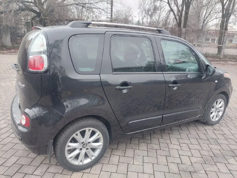 Цена 640.000тыс. руб торг!!! продом sitroen c3 picasso год 2010 1.6 бензин механика-5ст пробег 220.000тыс оригинальный! за всю историю эксплуатации 2 хозяина!автотека зелёная!автомобиль в заводском окрасе! авто полностью обслужен, в хорошем техническом состояние а так же и по кузову. в хорошей комплектации:кондиционер заправлен(рабочий), эл зеркала с подогревом, эл стеклоподъемники, датчик света, датчик дождя. мультируль, abs, airbag, esp, подогрев передних сидений, подогрев заднего стекла, полный борт компьютер.2 ключа, сервисные книжки. расход очень приятный 6.8-7.2 л по городу. салон большой просторный, задний ряд трансформер. сиденья двигаются в перёд-назад, складываются. очень удобный автомобиль. на хорошей зимней резине! по документам полный порядок, рф учёт переоформление без проблем! автомобиль находится в городе донецк в центре. цена 640.000 тыс. руб торг !!! возможна продажа в кредит. по всем интересующим вопросам звоните :+79490510617 📞 звоните: +7(949)0510617 - фотография - 3