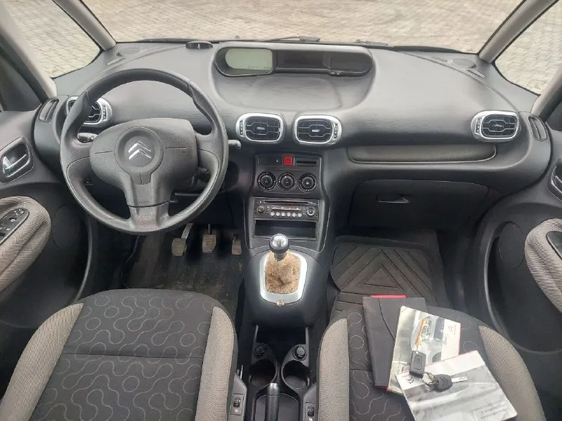 Цена 640.000тыс. руб торг!!! продом sitroen c3 picasso год 2010 1.6 бензин механика-5ст пробег 220.000тыс оригинальный! за всю историю эксплуатации 2 хозяина!автотека зелёная!автомобиль в заводском окрасе! авто полностью обслужен, в хорошем техническом состояние а так же и по кузову. в хорошей комплектации:кондиционер заправлен(рабочий), эл зеркала с подогревом, эл стеклоподъемники, датчик света, датчик дождя. мультируль, abs, airbag, esp, подогрев передних сидений, подогрев заднего стекла, полный борт компьютер.2 ключа, сервисные книжки. расход очень приятный 6.8-7.2 л по городу. салон большой просторный, задний ряд трансформер. сиденья двигаются в перёд-назад, складываются. очень удобный автомобиль. на хорошей зимней резине! по документам полный порядок, рф учёт переоформление без проблем! автомобиль находится в городе донецк в центре. цена 640.000 тыс. руб торг !!! возможна продажа в кредит. по всем интересующим вопросам звоните :+79490510617 📞 звоните: +7(949)0510617 - фотография - 6