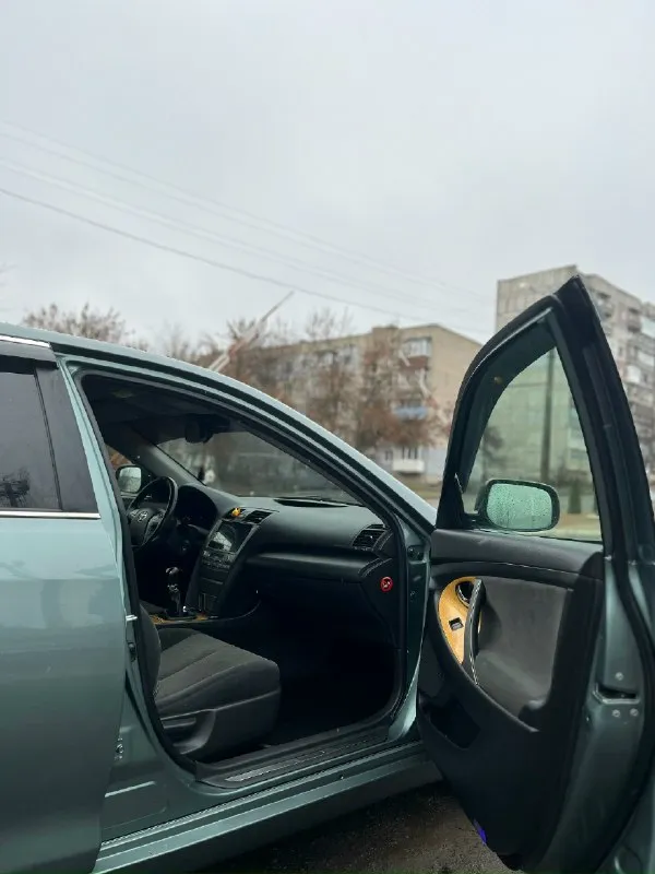 ✅продам toyota camry 40. год выпуска 2006. двигатель 2.4 на механике, очень надёжное сочетание! машина в хорошем состоянии! последние 9 лет в одних руках была! стоит хорошая музыка (саб буфер, усилители тд. ) ✅по комплектации(ел. зеркала, подогревы сидений, датчики света, дождя, климат контроль, парктроники, камера заднего вида) и др. по кузову рыжиков ржавчины нечего такого нет! двигатель без нариканий работает тихо, не дымит, масло не расходует. документы в полном порядке! 🚀цена 865тыс. торг. +79494501581 находиться г. харцызск езжу каждый день, если нужно могу пригнать ! 📞 звоните: +7(949)4501581 - фотография - 2