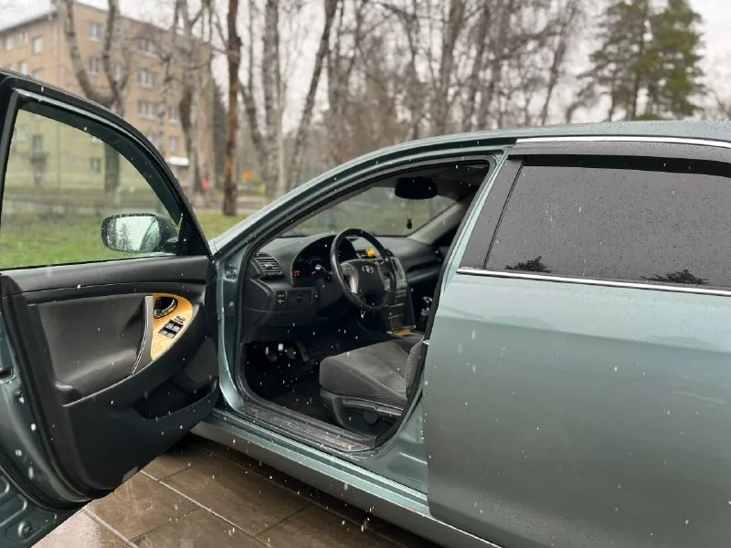 ✅продам toyota camry 40. год выпуска 2006. двигатель 2.4 на механике, очень надёжное сочетание! машина в хорошем состоянии! последние 9 лет в одних руках была! стоит хорошая музыка (саб буфер, усилители тд. ) ✅по комплектации(ел. зеркала, подогревы сидений, датчики света, дождя, климат контроль, парктроники, камера заднего вида) и др. по кузову рыжиков ржавчины нечего такого нет! двигатель без нариканий работает тихо, не дымит, масло не расходует. документы в полном порядке! 🚀цена 865тыс. торг. +79494501581 находиться г. харцызск езжу каждый день, если нужно могу пригнать ! 📞 звоните: +7(949)4501581 - фотография - 4
