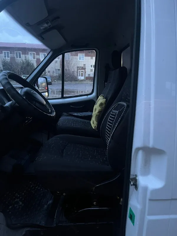 Продам газель бизнес 2024 года. покупался новым в ростове, автосалон авторитейл. пробег 37648 км. двигатель 2.7 эвотек, газ/бензин, механика 5 ступка, газовый баллон на 100 литров, состояние нового автомобиля, салон не затертый, верхняя и боковая загрузка, спойлер, газ, ворота вписаны в птс. размер будки внутренний: длина 4.2м, ширина 2.1м, высота 2,2м. осмотр в донецке. подробная информация по телефону. цена 2200000 руб. разумный торг у капота. звоните +79493750054 павел 📞 звоните: +7(949)3750054 - фотография - 4