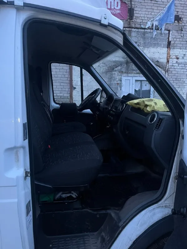 Продам газель бизнес 2024 года. покупался новым в ростове, автосалон авторитейл. пробег 37648 км. двигатель 2.7 эвотек, газ/бензин, механика 5 ступка, газовый баллон на 100 литров, состояние нового автомобиля, салон не затертый, верхняя и боковая загрузка, спойлер, газ, ворота вписаны в птс. размер будки внутренний: длина 4.2м, ширина 2.1м, высота 2,2м. осмотр в донецке. подробная информация по телефону. цена 2200000 руб. разумный торг у капота. звоните +79493750054 павел 📞 звоните: +7(949)3750054 - фотография - 5