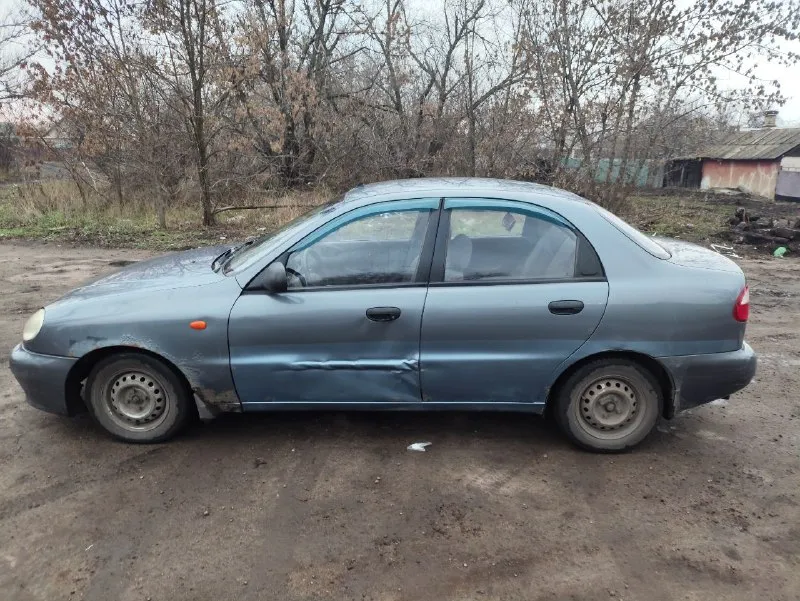 Продам заз ланос 2009 года выпуска, на ходу, на газу, состояние кузова видно на фото, днище, лонжероны, и стаканы целые, двигатель и коробка работают хорошо, по электрике все работает, комплектация гидроусилитель руля, кондиционер и передние стеклоподъёмники (все работает), на машине установлен газ евро4, стоит музыка, зимняя резина, по документам постоянный местный учёт, я хозяин, цена 153.000руб, машина находится в донецке в кировском районе, остальные вопросы по телефону +79494327242 📲 tg: @snikita16 📞 звоните: +7(949)4327242 - фотография - 5