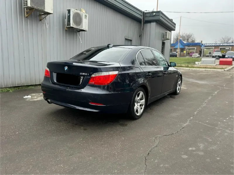 Bmw e60 рестайлинг 2008г мотор 2.0 работает отлично. по коробке нареканий нет. пробег 182 тыс. автомобиль в хорошем состоянии, все стекла родные, рыжиков нет, в салоне кожа хорошо сохранилась. комплектация: abs, esp, asr, круиз-контроль, датчик света, датчик дождя, омыватель фар, электропривод зеркал, кожаная обивка салона и карт дверей, обогрев сидений, двухзонный климат-контроль, адаптивные фары, задние и передние парктроники. менялась цепь, маслосъемные колпачки, поменяны клапана ваноса, тормозные диски с колодками, датчик уровня масла, термостат, новый акб, заменена рейка. с автомобилем в комплекте: 2 ключа, резина зима-лето. документы в порядке. цена 990 000 тыс. торг у капота. все вопросы по телефону. +79495064409 звоните в любое время. в лс могу скинуть доп. фото или видео-обзор. 📞 звоните: +7(949)5064409 - фотография - 2