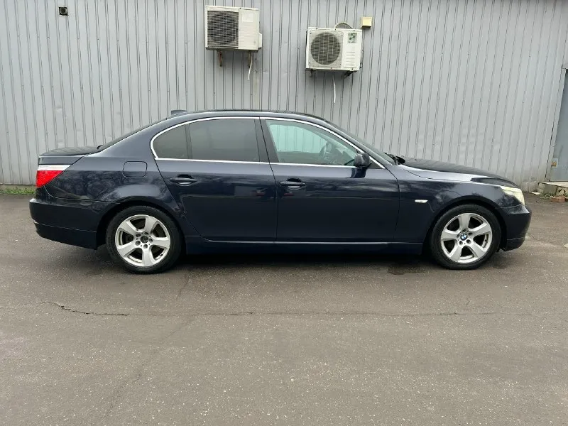 Bmw e60 рестайлинг 2008г мотор 2.0 работает отлично. по коробке нареканий нет. пробег 182 тыс. автомобиль в хорошем состоянии, все стекла родные, рыжиков нет, в салоне кожа хорошо сохранилась. комплектация: abs, esp, asr, круиз-контроль, датчик света, датчик дождя, омыватель фар, электропривод зеркал, кожаная обивка салона и карт дверей, обогрев сидений, двухзонный климат-контроль, адаптивные фары, задние и передние парктроники. менялась цепь, маслосъемные колпачки, поменяны клапана ваноса, тормозные диски с колодками, датчик уровня масла, термостат, новый акб, заменена рейка. с автомобилем в комплекте: 2 ключа, резина зима-лето. документы в порядке. цена 990 000 тыс. торг у капота. все вопросы по телефону. +79495064409 звоните в любое время. в лс могу скинуть доп. фото или видео-обзор. 📞 звоните: +7(949)5064409 - фотография - 4