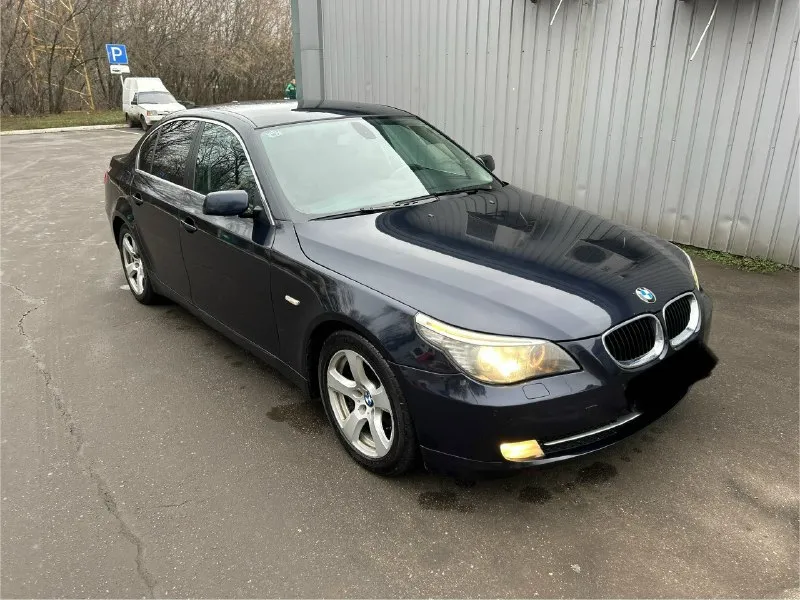 Bmw e60 рестайлинг 2008г мотор 2.0 работает отлично. по коробке нареканий нет. пробег 182 тыс. автомобиль в хорошем состоянии, все стекла родные, рыжиков нет, в салоне кожа хорошо сохранилась. комплектация: abs, esp, asr, круиз-контроль, датчик света, датчик дождя, омыватель фар, электропривод зеркал, кожаная обивка салона и карт дверей, обогрев сидений, двухзонный климат-контроль, адаптивные фары, задние и передние парктроники. менялась цепь, маслосъемные колпачки, поменяны клапана ваноса, тормозные диски с колодками, датчик уровня масла, термостат, новый акб, заменена рейка. с автомобилем в комплекте: 2 ключа, резина зима-лето. документы в порядке. цена 990 000 тыс. торг у капота. все вопросы по телефону. +79495064409 звоните в любое время. в лс могу скинуть доп. фото или видео-обзор. 📞 звоните: +7(949)5064409 - фотография - 5