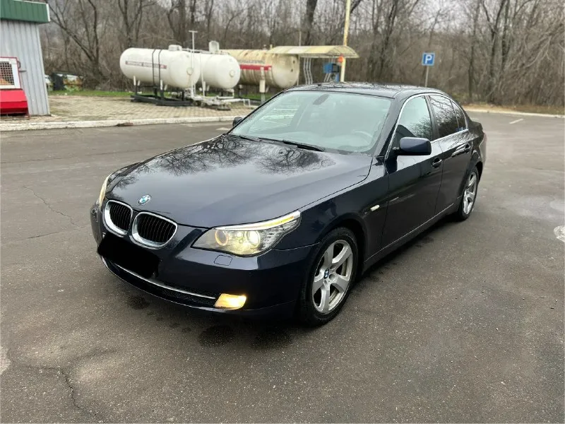 Bmw e60 рестайлинг 2008г мотор 2.0 работает отлично. по коробке нареканий нет. пробег 182 тыс. автомобиль в хорошем состоянии, все стекла родные, рыжиков нет, в салоне кожа хорошо сохранилась. комплектация: abs, esp, asr, круиз-контроль, датчик света, датчик дождя, омыватель фар, электропривод зеркал, кожаная обивка салона и карт дверей, обогрев сидений, двухзонный климат-контроль, адаптивные фары, задние и передние парктроники. менялась цепь, маслосъемные колпачки, поменяны клапана ваноса, тормозные диски с колодками, датчик уровня масла, термостат, новый акб, заменена рейка. с автомобилем в комплекте: 2 ключа, резина зима-лето. документы в порядке. цена 990 000 тыс. торг у капота. все вопросы по телефону. +79495064409 звоните в любое время. в лс могу скинуть доп. фото или видео-обзор. 📞 звоните: +7(949)5064409 - фотография - 6