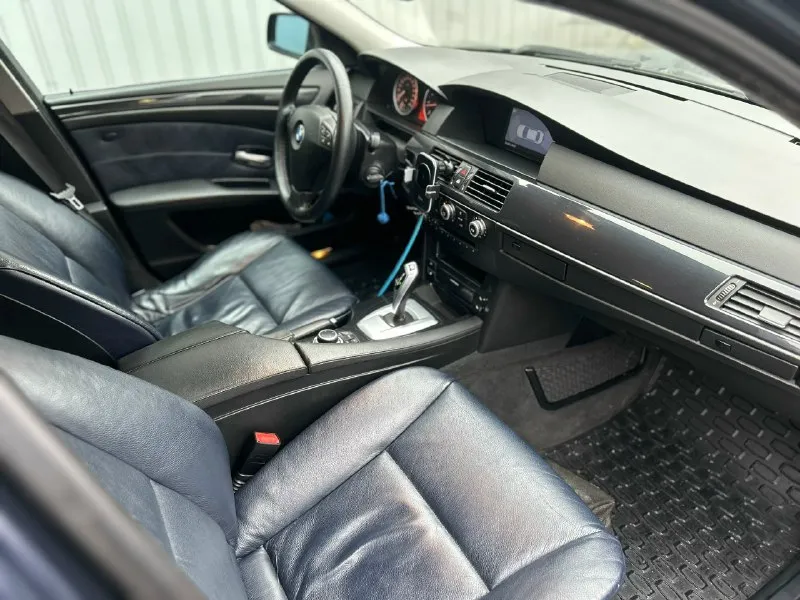 Bmw e60 рестайлинг 2008г мотор 2.0 работает отлично. по коробке нареканий нет. пробег 182 тыс. автомобиль в хорошем состоянии, все стекла родные, рыжиков нет, в салоне кожа хорошо сохранилась. комплектация: abs, esp, asr, круиз-контроль, датчик света, датчик дождя, омыватель фар, электропривод зеркал, кожаная обивка салона и карт дверей, обогрев сидений, двухзонный климат-контроль, адаптивные фары, задние и передние парктроники. менялась цепь, маслосъемные колпачки, поменяны клапана ваноса, тормозные диски с колодками, датчик уровня масла, термостат, новый акб, заменена рейка. с автомобилем в комплекте: 2 ключа, резина зима-лето. документы в порядке. цена 990 000 тыс. торг у капота. все вопросы по телефону. +79495064409 звоните в любое время. в лс могу скинуть доп. фото или видео-обзор. 📞 звоните: +7(949)5064409 - фотография - 8