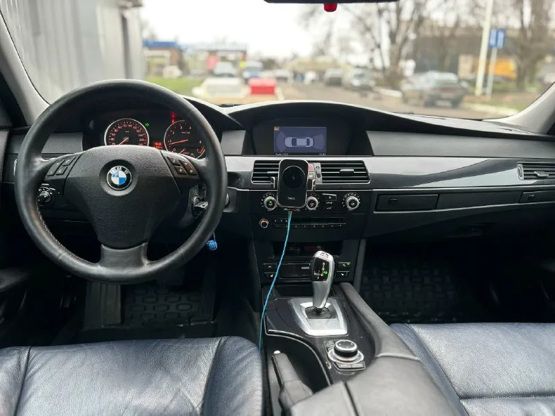Bmw e60 рестайлинг 2008г мотор 2.0 работает отлично. по коробке нареканий нет. пробег 182 тыс. автомобиль в хорошем состоянии, все стекла родные, рыжиков нет, в салоне кожа хорошо сохранилась. комплектация: abs, esp, asr, круиз-контроль, датчик света, датчик дождя, омыватель фар, электропривод зеркал, кожаная обивка салона и карт дверей, обогрев сидений, двухзонный климат-контроль, адаптивные фары, задние и передние парктроники. менялась цепь, маслосъемные колпачки, поменяны клапана ваноса, тормозные диски с колодками, датчик уровня масла, термостат, новый акб, заменена рейка. с автомобилем в комплекте: 2 ключа, резина зима-лето. документы в порядке. цена 990 000 тыс. торг у капота. все вопросы по телефону. +79495064409 звоните в любое время. в лс могу скинуть доп. фото или видео-обзор. 📞 звоните: +7(949)5064409 - фотография - 9