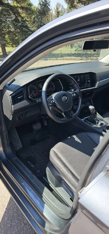 Продам volkswagen jetta 7 2020г 1900000 р. двигатель:1.4l tsi, 150л. с. , турбо коробка автомат 8 aisin кожаный салон, обогрев передних и задних сидений обогрев руля, панорамный люк, адаптивный круиз-контроль, система предупреждения о фронтальном столкновении, система экстренного торможения, система мониторинга слепых зон, помощь при выезде с парковки задним ходом, система контроля давления в шинах, система старт стоп, камера заднего вида, электронный ручник, мультируль, сенсорный экран, электронный иммобилайзер, литые диски 16,светодиодные фары и многое другое! +79493925649 телеграмм 📞 звоните: +7(949)3925649 - фотография - 3
