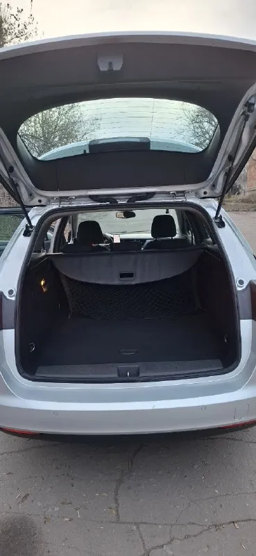 Продам opel астра к год выпуска 2017 двигатель 1.6 турбодизель, расход топлива очень радует, мкпп - 6 ступенчатая пробег 237000 автомобиль пригнан из бельгии в 2022, с момента пригона в одних руках, семейный и ухоженный. автомобиль на местном учете. в автомобиле есть все для комфортной езды, каждая кнопка работает, ни разу не подводил, очень надежный. едет бодро, ничего не стучит. за машину не стыдно, осмотр макеевка. резина зима/лето цена 1450000- торг присутствует, если найдете причину!!! все интересующие вопросы по телефону +79498065899 +79494834089 александр 📞 звоните: +7(949)8065899 - фотография - 7