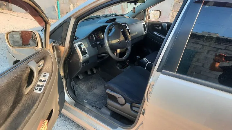 Продаю suzuki liana. двигатель 1.6, мощность 107 л/с, пробег 175 т. км, комплектация : климат, подогрев сиденьев, подогрев зеркал, регрегулировка зеркал, регулировка руля по высоте, абс, 2 розетки, планшет андройд регулировка сиденьев по высоте, туманки, 4 подушки безопасности. машина в г. мариуполь телефон ☎️ +79498022499 цена 485 000 руб ! 📲 tg: виталий басов 📞 звоните: +7(949)8022499 - фотография - 3