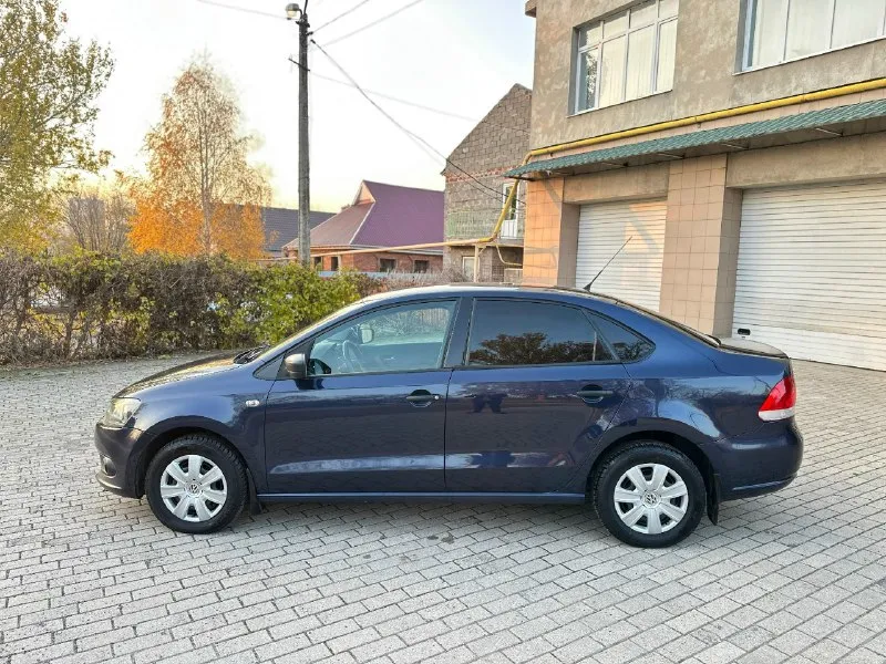 ▶️ volkswagen поло 2011 год ▶️ объём двигателя:1.6 ▶️ механика ℹ️ описание: ✅ автомобиль в очень хорошем состоянии. вся обслужена ✅ два комплекта колёс зимние и летние ✅пробег 195000 ✅ автотека зелёная в такси не была и соответсвенно весь кузов и железо ровное! ✅ авто обслужено! мотор не дымит, масло не ест, едет очень бодро. машина внешне в отлично состояние, без рыжиков гнили и т на любые проверки за ваш счет - готов. 🏛 юридически автомобиль чист, без штрафов 💰 цена🔥:690000 рублей торг у капота 🏢 осмотр: донецк ☎ более под ±79496164235 📞 звоните: +7(949)6164235 - фотография - 2