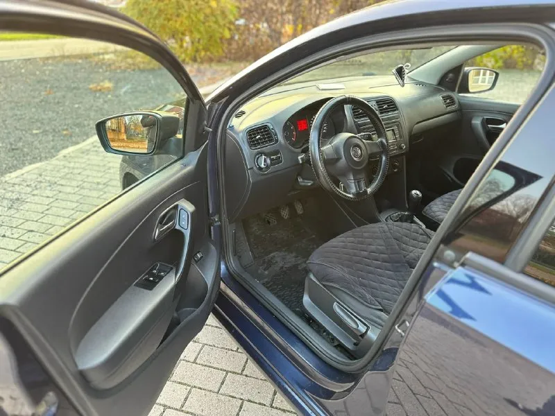 ▶️ volkswagen поло 2011 год ▶️ объём двигателя:1.6 ▶️ механика ℹ️ описание: ✅ автомобиль в очень хорошем состоянии. вся обслужена ✅ два комплекта колёс зимние и летние ✅пробег 195000 ✅ автотека зелёная в такси не была и соответсвенно весь кузов и железо ровное! ✅ авто обслужено! мотор не дымит, масло не ест, едет очень бодро. машина внешне в отлично состояние, без рыжиков гнили и т на любые проверки за ваш счет - готов. 🏛 юридически автомобиль чист, без штрафов 💰 цена🔥:690000 рублей торг у капота 🏢 осмотр: донецк ☎ более под ±79496164235 📞 звоните: +7(949)6164235 - фотография - 8