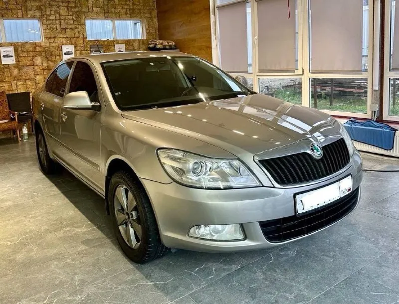 Skoda octavia 2013г чешская сборка! оцинкованный кузов! в родном окрасе, кузов без ржавчины! ⚙ мотор 1.8 без турбины! 🕹 акпп полноценный автомат! 📈пробег: 249 родной подтвержденный автотекой и состоянием авто! 📍донецк. 🖌 описание: ✅ мотор шикарный не турбовый самый надежный, работает ровно, не дымит, запах выхлопа как у нового мотора, тянет отлично! ✅ акпп без проблемная! она без пинков, пробуксовок, затупов. ✅ тех. часть обслужена без вложений вообще. ✅ кузов в родном окрасе! салон состояние нового авто! зеленая автотека! 2 легких дтп (желтым: царапины притертости)на парковке по бамперам, бампера даже не меняли, фото есть! комплектация: круиз-контроль, двухзонный климат-контроль, 4 стеклоподъемника, подогрев сидений, датчик света, датчик дождя, электрозеркала! 2 ключа! автомобиль по технической части полностью исправен все работает в штатном режиме ! полностью обслужен! сел и поехал! любые проверки! 💰цена - 1.1 💰торг при осмотре🤝 📲 +7 (949) 308-35-53 владислав - фотография - 2
