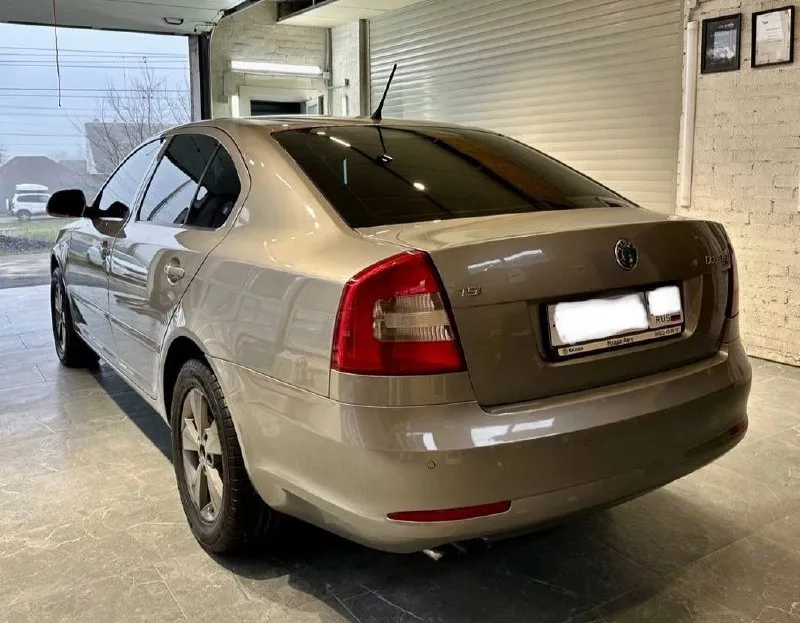 Skoda octavia 2013г чешская сборка! оцинкованный кузов! в родном окрасе, кузов без ржавчины! ⚙ мотор 1.8 без турбины! 🕹 акпп полноценный автомат! 📈пробег: 249 родной подтвержденный автотекой и состоянием авто! 📍донецк. 🖌 описание: ✅ мотор шикарный не турбовый самый надежный, работает ровно, не дымит, запах выхлопа как у нового мотора, тянет отлично! ✅ акпп без проблемная! она без пинков, пробуксовок, затупов. ✅ тех. часть обслужена без вложений вообще. ✅ кузов в родном окрасе! салон состояние нового авто! зеленая автотека! 2 легких дтп (желтым: царапины притертости)на парковке по бамперам, бампера даже не меняли, фото есть! комплектация: круиз-контроль, двухзонный климат-контроль, 4 стеклоподъемника, подогрев сидений, датчик света, датчик дождя, электрозеркала! 2 ключа! автомобиль по технической части полностью исправен все работает в штатном режиме ! полностью обслужен! сел и поехал! любые проверки! 💰цена - 1.1 💰торг при осмотре🤝 📲 +7 (949) 308-35-53 владислав - фотография - 3