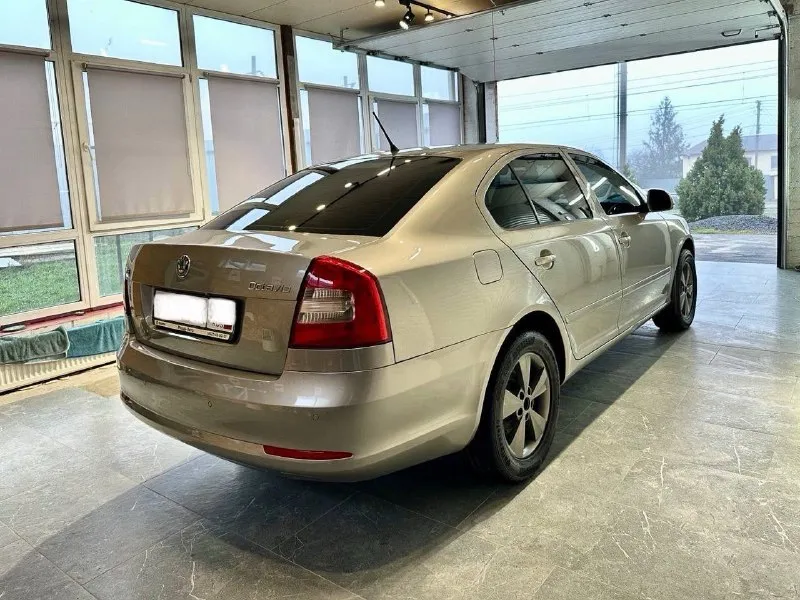 Skoda octavia 2013г чешская сборка! оцинкованный кузов! в родном окрасе, кузов без ржавчины! ⚙ мотор 1.8 без турбины! 🕹 акпп полноценный автомат! 📈пробег: 249 родной подтвержденный автотекой и состоянием авто! 📍донецк. 🖌 описание: ✅ мотор шикарный не турбовый самый надежный, работает ровно, не дымит, запах выхлопа как у нового мотора, тянет отлично! ✅ акпп без проблемная! она без пинков, пробуксовок, затупов. ✅ тех. часть обслужена без вложений вообще. ✅ кузов в родном окрасе! салон состояние нового авто! зеленая автотека! 2 легких дтп (желтым: царапины притертости)на парковке по бамперам, бампера даже не меняли, фото есть! комплектация: круиз-контроль, двухзонный климат-контроль, 4 стеклоподъемника, подогрев сидений, датчик света, датчик дождя, электрозеркала! 2 ключа! автомобиль по технической части полностью исправен все работает в штатном режиме ! полностью обслужен! сел и поехал! любые проверки! 💰цена - 1.1 💰торг при осмотре🤝 📲 +7 (949) 308-35-53 владислав - фотография - 4