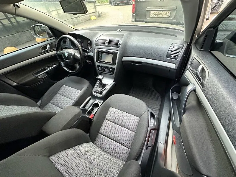 Skoda octavia 2013г чешская сборка! оцинкованный кузов! в родном окрасе, кузов без ржавчины! ⚙ мотор 1.8 без турбины! 🕹 акпп полноценный автомат! 📈пробег: 249 родной подтвержденный автотекой и состоянием авто! 📍донецк. 🖌 описание: ✅ мотор шикарный не турбовый самый надежный, работает ровно, не дымит, запах выхлопа как у нового мотора, тянет отлично! ✅ акпп без проблемная! она без пинков, пробуксовок, затупов. ✅ тех. часть обслужена без вложений вообще. ✅ кузов в родном окрасе! салон состояние нового авто! зеленая автотека! 2 легких дтп (желтым: царапины притертости)на парковке по бамперам, бампера даже не меняли, фото есть! комплектация: круиз-контроль, двухзонный климат-контроль, 4 стеклоподъемника, подогрев сидений, датчик света, датчик дождя, электрозеркала! 2 ключа! автомобиль по технической части полностью исправен все работает в штатном режиме ! полностью обслужен! сел и поехал! любые проверки! 💰цена - 1.1 💰торг при осмотре🤝 📲 +7 (949) 308-35-53 владислав - фотография - 6