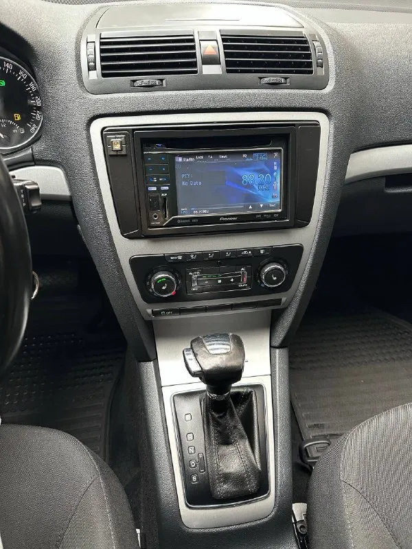 Skoda octavia 2013г чешская сборка! оцинкованный кузов! в родном окрасе, кузов без ржавчины! ⚙ мотор 1.8 без турбины! 🕹 акпп полноценный автомат! 📈пробег: 249 родной подтвержденный автотекой и состоянием авто! 📍донецк. 🖌 описание: ✅ мотор шикарный не турбовый самый надежный, работает ровно, не дымит, запах выхлопа как у нового мотора, тянет отлично! ✅ акпп без проблемная! она без пинков, пробуксовок, затупов. ✅ тех. часть обслужена без вложений вообще. ✅ кузов в родном окрасе! салон состояние нового авто! зеленая автотека! 2 легких дтп (желтым: царапины притертости)на парковке по бамперам, бампера даже не меняли, фото есть! комплектация: круиз-контроль, двухзонный климат-контроль, 4 стеклоподъемника, подогрев сидений, датчик света, датчик дождя, электрозеркала! 2 ключа! автомобиль по технической части полностью исправен все работает в штатном режиме ! полностью обслужен! сел и поехал! любые проверки! 💰цена - 1.1 💰торг при осмотре🤝 📲 +7 (949) 308-35-53 владислав - фотография - 8