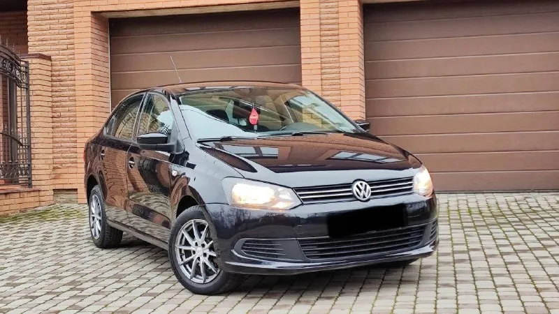 🚗 продам автомобиль volkswagen polo ▶️ год выпуска: 2011 ▶️ объём двигателя:1.6 ▶️ автомат ℹ️ описание: ✅ автомобиль в отличном состоянии. ✅ не такси❗️❗️❗️ ✅пробег 144.000 родной ❗️ ✅ автомобиль без дтп, зеленая автотека и соответсвенно весь кузов и железо ровное! ✅ авто обслужено! не дымит, масло не ест, едет очень бодро. автомат переключается как положенно машина внешне в отлично состояние, без рыжиков гнили и т д. вин читается. на любые проверки за ваш счет - готов. 🏛 юридически автомобиль чист, без штрафов 💰 цена🔥:850.000 рублей торг у капота 🏢 осмотр: донецк ☎ более подробно по номеру телефона: +79494592618 📲 tg: александр 📞 звоните: +7(949)4592618 - фотография - 2