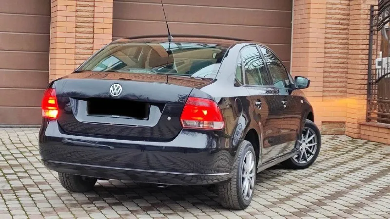 🚗 продам автомобиль volkswagen polo ▶️ год выпуска: 2011 ▶️ объём двигателя:1.6 ▶️ автомат ℹ️ описание: ✅ автомобиль в отличном состоянии. ✅ не такси❗️❗️❗️ ✅пробег 144.000 родной ❗️ ✅ автомобиль без дтп, зеленая автотека и соответсвенно весь кузов и железо ровное! ✅ авто обслужено! не дымит, масло не ест, едет очень бодро. автомат переключается как положенно машина внешне в отлично состояние, без рыжиков гнили и т д. вин читается. на любые проверки за ваш счет - готов. 🏛 юридически автомобиль чист, без штрафов 💰 цена🔥:850.000 рублей торг у капота 🏢 осмотр: донецк ☎ более подробно по номеру телефона: +79494592618 📲 tg: александр 📞 звоните: +7(949)4592618 - фотография - 3