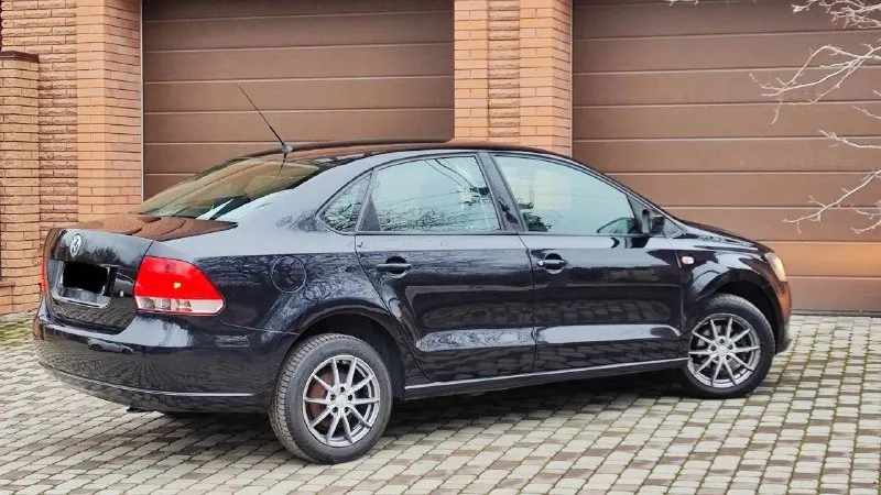 🚗 продам автомобиль volkswagen polo ▶️ год выпуска: 2011 ▶️ объём двигателя:1.6 ▶️ автомат ℹ️ описание: ✅ автомобиль в отличном состоянии. ✅ не такси❗️❗️❗️ ✅пробег 144.000 родной ❗️ ✅ автомобиль без дтп, зеленая автотека и соответсвенно весь кузов и железо ровное! ✅ авто обслужено! не дымит, масло не ест, едет очень бодро. автомат переключается как положенно машина внешне в отлично состояние, без рыжиков гнили и т д. вин читается. на любые проверки за ваш счет - готов. 🏛 юридически автомобиль чист, без штрафов 💰 цена🔥:850.000 рублей торг у капота 🏢 осмотр: донецк ☎ более подробно по номеру телефона: +79494592618 📲 tg: александр 📞 звоните: +7(949)4592618 - фотография - 4