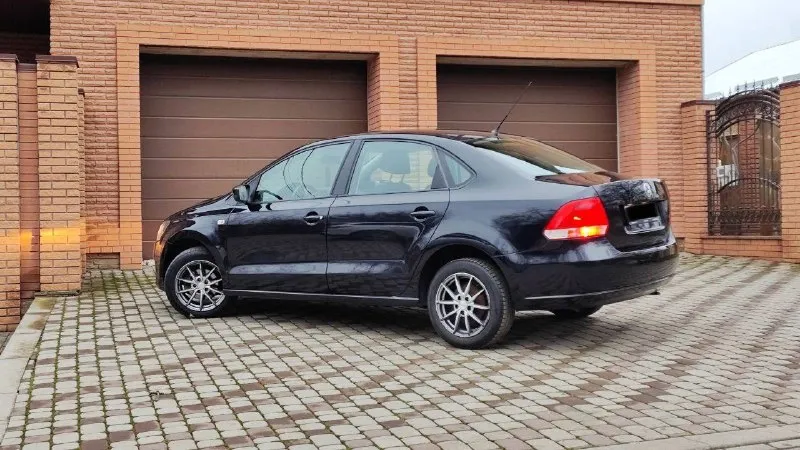 🚗 продам автомобиль volkswagen polo ▶️ год выпуска: 2011 ▶️ объём двигателя:1.6 ▶️ автомат ℹ️ описание: ✅ автомобиль в отличном состоянии. ✅ не такси❗️❗️❗️ ✅пробег 144.000 родной ❗️ ✅ автомобиль без дтп, зеленая автотека и соответсвенно весь кузов и железо ровное! ✅ авто обслужено! не дымит, масло не ест, едет очень бодро. автомат переключается как положенно машина внешне в отлично состояние, без рыжиков гнили и т д. вин читается. на любые проверки за ваш счет - готов. 🏛 юридически автомобиль чист, без штрафов 💰 цена🔥:850.000 рублей торг у капота 🏢 осмотр: донецк ☎ более подробно по номеру телефона: +79494592618 📲 tg: александр 📞 звоните: +7(949)4592618 - фотография - 5