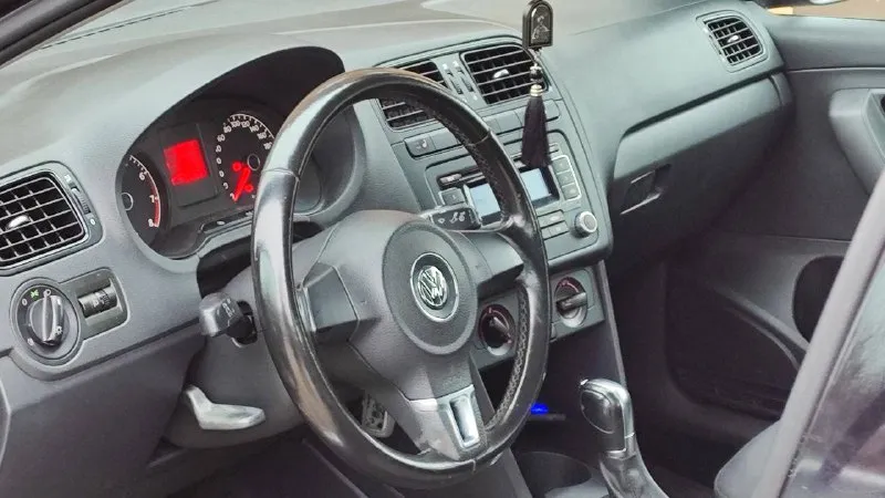 🚗 продам автомобиль volkswagen polo ▶️ год выпуска: 2011 ▶️ объём двигателя:1.6 ▶️ автомат ℹ️ описание: ✅ автомобиль в отличном состоянии. ✅ не такси❗️❗️❗️ ✅пробег 144.000 родной ❗️ ✅ автомобиль без дтп, зеленая автотека и соответсвенно весь кузов и железо ровное! ✅ авто обслужено! не дымит, масло не ест, едет очень бодро. автомат переключается как положенно машина внешне в отлично состояние, без рыжиков гнили и т д. вин читается. на любые проверки за ваш счет - готов. 🏛 юридически автомобиль чист, без штрафов 💰 цена🔥:850.000 рублей торг у капота 🏢 осмотр: донецк ☎ более подробно по номеру телефона: +79494592618 📲 tg: александр 📞 звоните: +7(949)4592618 - фотография - 6
