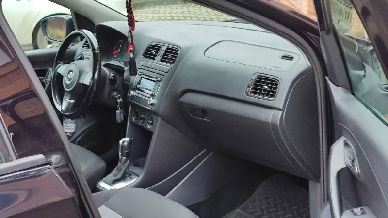 🚗 продам автомобиль volkswagen polo ▶️ год выпуска: 2011 ▶️ объём двигателя:1.6 ▶️ автомат ℹ️ описание: ✅ автомобиль в отличном состоянии. ✅ не такси❗️❗️❗️ ✅пробег 144.000 родной ❗️ ✅ автомобиль без дтп, зеленая автотека и соответсвенно весь кузов и железо ровное! ✅ авто обслужено! не дымит, масло не ест, едет очень бодро. автомат переключается как положенно машина внешне в отлично состояние, без рыжиков гнили и т д. вин читается. на любые проверки за ваш счет - готов. 🏛 юридически автомобиль чист, без штрафов 💰 цена🔥:850.000 рублей торг у капота 🏢 осмотр: донецк ☎ более подробно по номеру телефона: +79494592618 📲 tg: александр 📞 звоните: +7(949)4592618 - фотография - 7