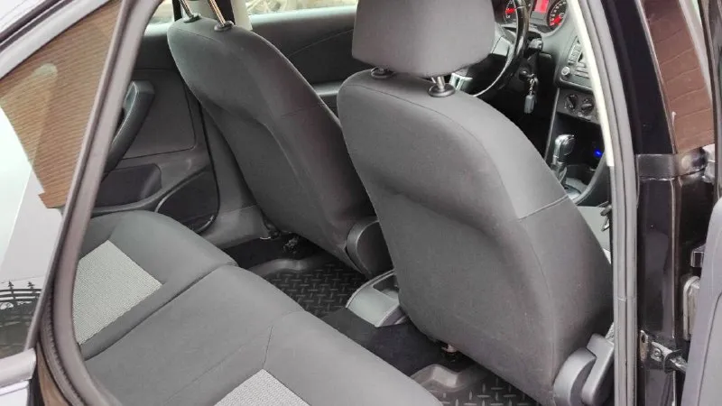 🚗 продам автомобиль volkswagen polo ▶️ год выпуска: 2011 ▶️ объём двигателя:1.6 ▶️ автомат ℹ️ описание: ✅ автомобиль в отличном состоянии. ✅ не такси❗️❗️❗️ ✅пробег 144.000 родной ❗️ ✅ автомобиль без дтп, зеленая автотека и соответсвенно весь кузов и железо ровное! ✅ авто обслужено! не дымит, масло не ест, едет очень бодро. автомат переключается как положенно машина внешне в отлично состояние, без рыжиков гнили и т д. вин читается. на любые проверки за ваш счет - готов. 🏛 юридически автомобиль чист, без штрафов 💰 цена🔥:850.000 рублей торг у капота 🏢 осмотр: донецк ☎ более подробно по номеру телефона: +79494592618 📲 tg: александр 📞 звоните: +7(949)4592618 - фотография - 8