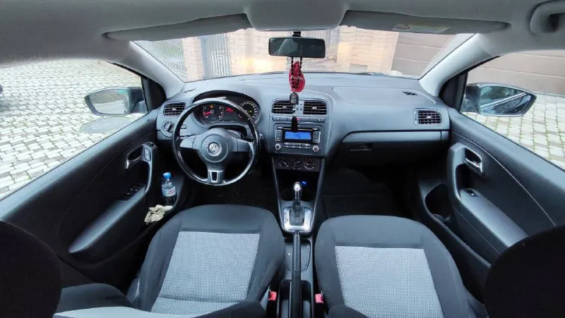 🚗 продам автомобиль volkswagen polo ▶️ год выпуска: 2011 ▶️ объём двигателя:1.6 ▶️ автомат ℹ️ описание: ✅ автомобиль в отличном состоянии. ✅ не такси❗️❗️❗️ ✅пробег 144.000 родной ❗️ ✅ автомобиль без дтп, зеленая автотека и соответсвенно весь кузов и железо ровное! ✅ авто обслужено! не дымит, масло не ест, едет очень бодро. автомат переключается как положенно машина внешне в отлично состояние, без рыжиков гнили и т д. вин читается. на любые проверки за ваш счет - готов. 🏛 юридически автомобиль чист, без штрафов 💰 цена🔥:850.000 рублей торг у капота 🏢 осмотр: донецк ☎ более подробно по номеру телефона: +79494592618 📲 tg: александр 📞 звоните: +7(949)4592618 - фотография - 9