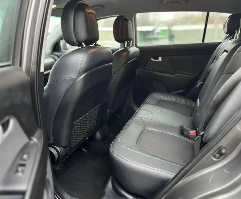 Kia sportage 2012 года
Двигатель 2.0 бензин/газ, с автоматической коробкой передач - все работает отлично, двигатель тихий
Установлено качественное газовое оборудование, вписано в документы
Родной пробег 196 тысяч километров
Подвеска в отличном состоянии, без посторонних шумов (перебиралась и делали развал-схождение)
Машина не требует никаких вложений, полностью обслужена
Предмаксимальная комплектация с двухзонным климат-контролем, подогревом передних и задних сидений, бортовым компьютером, датчиками дождя и света, камерой заднего вида, парктрониками, мультимедией с навигацией, мультирулем с круиз-контролем, помощью спуска с горы, подключаемым полным приводом
Стс, птс оригинал на руках, юридически чистая, без штрафов, буду присутствовать в мрэо
Дополнительные фото пришлю по запросу, пишите
Цена - 1.280 тысяч рублей, торг уместен при осмотре
Пролетарский район, моспино
Звоните +79493463931, телеграмм
📲 Tg: @m_maksik3
📞 Звоните: +7(949)3463931 - фотография - 10