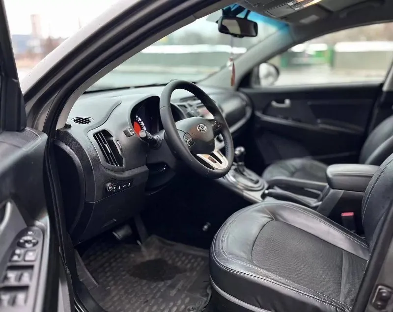 Kia sportage 2012 года
Двигатель 2.0 бензин/газ, с автоматической коробкой передач - все работает отлично, двигатель тихий
Установлено качественное газовое оборудование, вписано в документы
Родной пробег 196 тысяч километров
Подвеска в отличном состоянии, без посторонних шумов (перебиралась и делали развал-схождение)
Машина не требует никаких вложений, полностью обслужена
Предмаксимальная комплектация с двухзонным климат-контролем, подогревом передних и задних сидений, бортовым компьютером, датчиками дождя и света, камерой заднего вида, парктрониками, мультимедией с навигацией, мультирулем с круиз-контролем, помощью спуска с горы, подключаемым полным приводом
Стс, птс оригинал на руках, юридически чистая, без штрафов, буду присутствовать в мрэо
Дополнительные фото пришлю по запросу, пишите
Цена - 1.280 тысяч рублей, торг уместен при осмотре
Пролетарский район, моспино
Звоните +79493463931, телеграмм
📲 Tg: @m_maksik3
📞 Звоните: +7(949)3463931 - фотография - 7