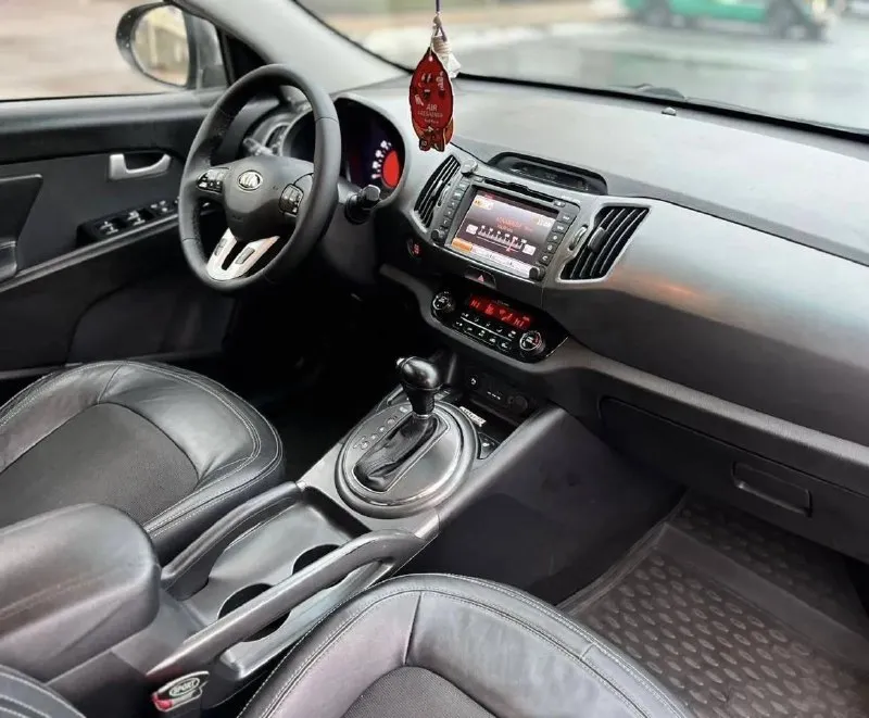 Kia sportage 2012 года
Двигатель 2.0 бензин/газ, с автоматической коробкой передач - все работает отлично, двигатель тихий
Установлено качественное газовое оборудование, вписано в документы
Родной пробег 196 тысяч километров
Подвеска в отличном состоянии, без посторонних шумов (перебиралась и делали развал-схождение)
Машина не требует никаких вложений, полностью обслужена
Предмаксимальная комплектация с двухзонным климат-контролем, подогревом передних и задних сидений, бортовым компьютером, датчиками дождя и света, камерой заднего вида, парктрониками, мультимедией с навигацией, мультирулем с круиз-контролем, помощью спуска с горы, подключаемым полным приводом
Стс, птс оригинал на руках, юридически чистая, без штрафов, буду присутствовать в мрэо
Дополнительные фото пришлю по запросу, пишите
Цена - 1.280 тысяч рублей, торг уместен при осмотре
Пролетарский район, моспино
Звоните +79493463931, телеграмм
📲 Tg: @m_maksik3
📞 Звоните: +7(949)3463931 - фотография - 8