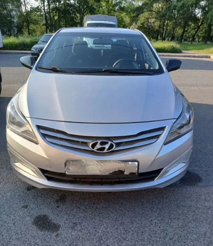 Hyundai solaris 2015 1.4 (107л. с.) расход топлива 5.5-6.3/100 км кпп- механика. пробег- 175.000 км. 1 хозяин. без дтп, в родном окрасе! не такси, не каршеринг. центральный замок. сигнализация. усилитель руля. эл. зеркала с подогревом. подогрев сидений. 4 эл. стекла. кондиционер. мультируль. штатная магнитола. бортовой компьютер. птф. хорошая зимняя резина. 2 комплекта ключей. авто без вложений! работает всё! юридически чистый! цена: 780.000 руб. тел: +79496462713 - фотография - 2