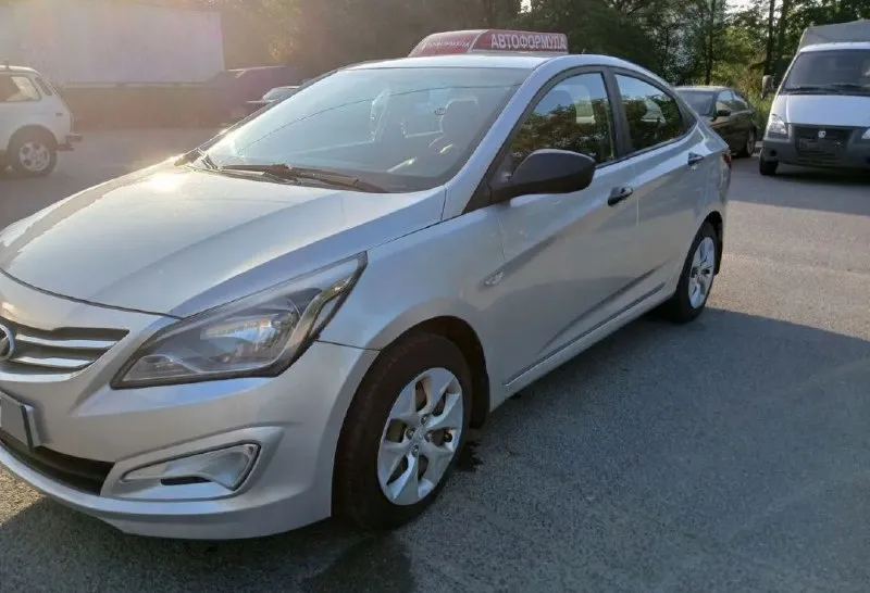 Hyundai solaris 2015 1.4 (107л. с.) расход топлива 5.5-6.3/100 км кпп- механика. пробег- 175.000 км. 1 хозяин. без дтп, в родном окрасе! не такси, не каршеринг. центральный замок. сигнализация. усилитель руля. эл. зеркала с подогревом. подогрев сидений. 4 эл. стекла. кондиционер. мультируль. штатная магнитола. бортовой компьютер. птф. хорошая зимняя резина. 2 комплекта ключей. авто без вложений! работает всё! юридически чистый! цена: 780.000 руб. тел: +79496462713 - фотография - 4