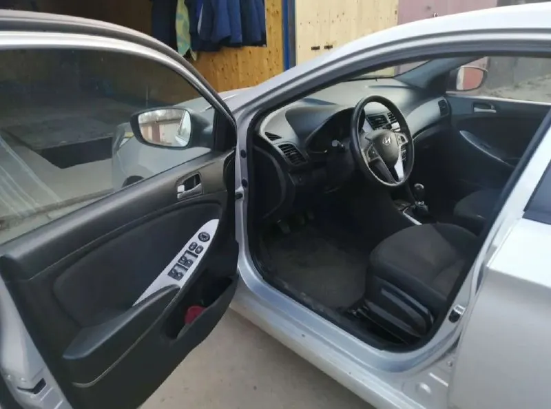 Hyundai solaris 2015 1.4 (107л. с.) расход топлива 5.5-6.3/100 км кпп- механика. пробег- 175.000 км. 1 хозяин. без дтп, в родном окрасе! не такси, не каршеринг. центральный замок. сигнализация. усилитель руля. эл. зеркала с подогревом. подогрев сидений. 4 эл. стекла. кондиционер. мультируль. штатная магнитола. бортовой компьютер. птф. хорошая зимняя резина. 2 комплекта ключей. авто без вложений! работает всё! юридически чистый! цена: 780.000 руб. тел: +79496462713 - фотография - 5