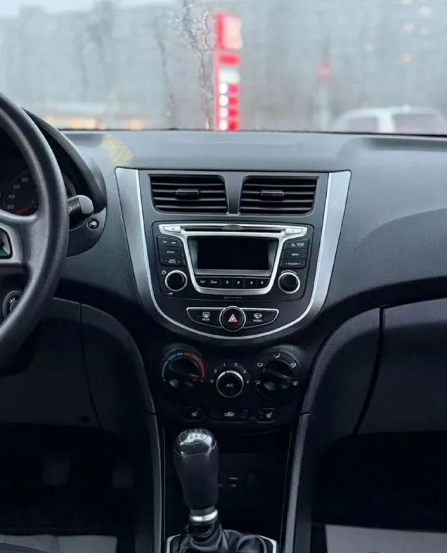 Hyundai solaris 2015 1.4 (107л. с.) расход топлива 5.5-6.3/100 км кпп- механика. пробег- 175.000 км. 1 хозяин. без дтп, в родном окрасе! не такси, не каршеринг. центральный замок. сигнализация. усилитель руля. эл. зеркала с подогревом. подогрев сидений. 4 эл. стекла. кондиционер. мультируль. штатная магнитола. бортовой компьютер. птф. хорошая зимняя резина. 2 комплекта ключей. авто без вложений! работает всё! юридически чистый! цена: 780.000 руб. тел: +79496462713 - фотография - 6