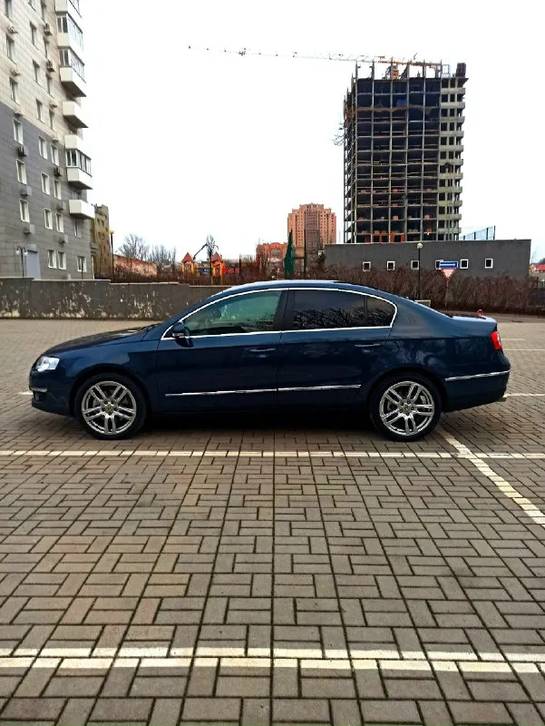 Продам автомобиль пассат 2008 г. 1.8. бензин. авто хозяйское за машинной следили и был надлежащий уход. на запчасти не экономили. обслуживали в профильном сервисе. двигатель работает идеально не дизелит масложор отсутствует от слова совсем. турбина обслужена дует как не в себя тяга как у паровоза. установлен турбо таймер машина глушится не сразу, а работает пару минут чтобы не убивать турбину. по коробке вопросов нет. на 250 полный кап. ремонт. замена масло в двигателе 2 тыс назад. в коробке 10 тыс назад. листает на ура. ходовая мячик. салон, багажник в идеале. зад перебран полностью 10 тыс назад. новые моторчики ручника, реставрация суппортов. перед полностью 10 тыс назад. подушки двигателя и коробки новые. форсунки, свечи 2 тыс назад. замена цепи и все что с этим связано 5 тыс назад. фазорегуляторы 5 тыс назад. колодки, диски, амортизаторы, опорные подшипники 10 тыс назад. катушки зажигания 2 тыс назад. летом промывка системы охлаждения и замена антифриза. ремонт генер 📞 звоните: +7(949)5132888 - фотография - 1