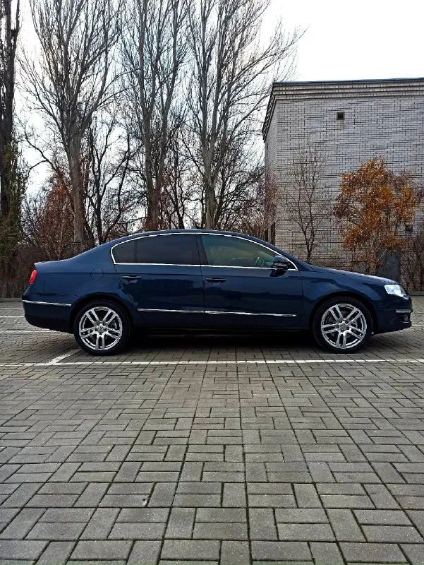 Продам автомобиль пассат 2008 г. 1.8. бензин. авто хозяйское за машинной следили и был надлежащий уход. на запчасти не экономили. обслуживали в профильном сервисе. двигатель работает идеально не дизелит масложор отсутствует от слова совсем. турбина обслужена дует как не в себя тяга как у паровоза. установлен турбо таймер машина глушится не сразу, а работает пару минут чтобы не убивать турбину. по коробке вопросов нет. на 250 полный кап. ремонт. замена масло в двигателе 2 тыс назад. в коробке 10 тыс назад. листает на ура. ходовая мячик. салон, багажник в идеале. зад перебран полностью 10 тыс назад. новые моторчики ручника, реставрация суппортов. перед полностью 10 тыс назад. подушки двигателя и коробки новые. форсунки, свечи 2 тыс назад. замена цепи и все что с этим связано 5 тыс назад. фазорегуляторы 5 тыс назад. колодки, диски, амортизаторы, опорные подшипники 10 тыс назад. катушки зажигания 2 тыс назад. летом промывка системы охлаждения и замена антифриза. ремонт генер 📞 звоните: +7(949)5132888 - фотография - 2