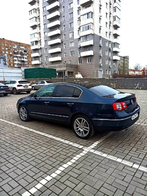 Продам автомобиль пассат 2008 г. 1.8. бензин. авто хозяйское за машинной следили и был надлежащий уход. на запчасти не экономили. обслуживали в профильном сервисе. двигатель работает идеально не дизелит масложор отсутствует от слова совсем. турбина обслужена дует как не в себя тяга как у паровоза. установлен турбо таймер машина глушится не сразу, а работает пару минут чтобы не убивать турбину. по коробке вопросов нет. на 250 полный кап. ремонт. замена масло в двигателе 2 тыс назад. в коробке 10 тыс назад. листает на ура. ходовая мячик. салон, багажник в идеале. зад перебран полностью 10 тыс назад. новые моторчики ручника, реставрация суппортов. перед полностью 10 тыс назад. подушки двигателя и коробки новые. форсунки, свечи 2 тыс назад. замена цепи и все что с этим связано 5 тыс назад. фазорегуляторы 5 тыс назад. колодки, диски, амортизаторы, опорные подшипники 10 тыс назад. катушки зажигания 2 тыс назад. летом промывка системы охлаждения и замена антифриза. ремонт генер 📞 звоните: +7(949)5132888 - фотография - 5