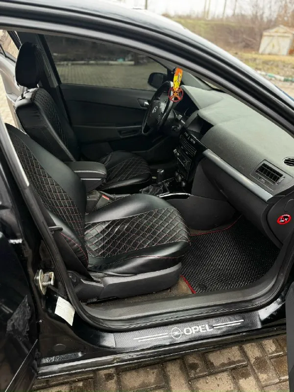 Продам opel астра н 2008 двигатель 1.6 xer едет хорошо машина в хорошем техническом состоянии (косяки по лкп) двигатель стоит новый прошел 50к масло не берет, нигде не потеет коробка мкпп 5 ст с изитроника переделана для более длинных передач ничего негде не скрепит и не отваливается, хорошая шумка пропан генератор 300а ( родной отдам ) полное переоформление горловка 79494066795 620к 📞 звоните: +7(949)4066795 - фотография - 3